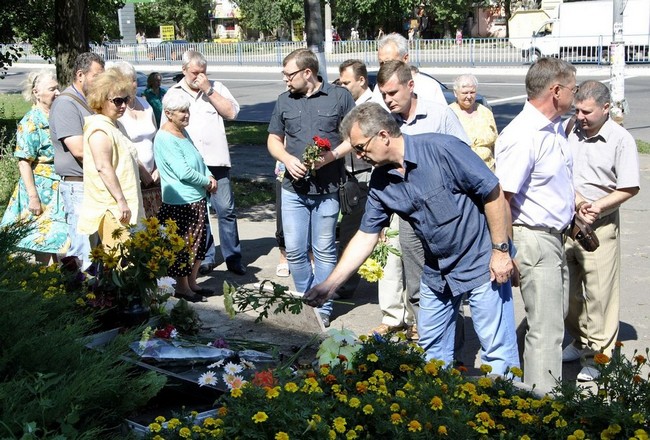 почтили память 18 июля Луганск