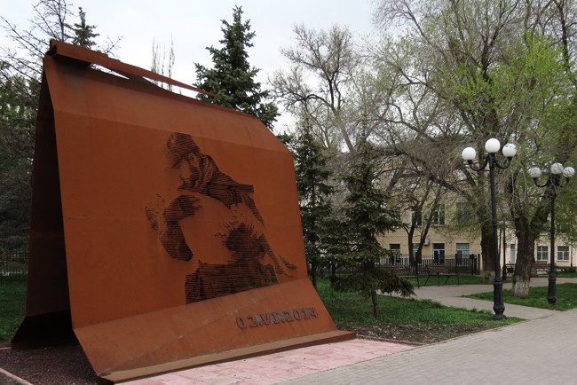 памятник жертвам авиаудара по Луганску 02.06.2014