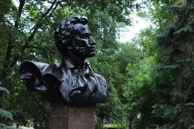 памятник Пушкину в Луганске