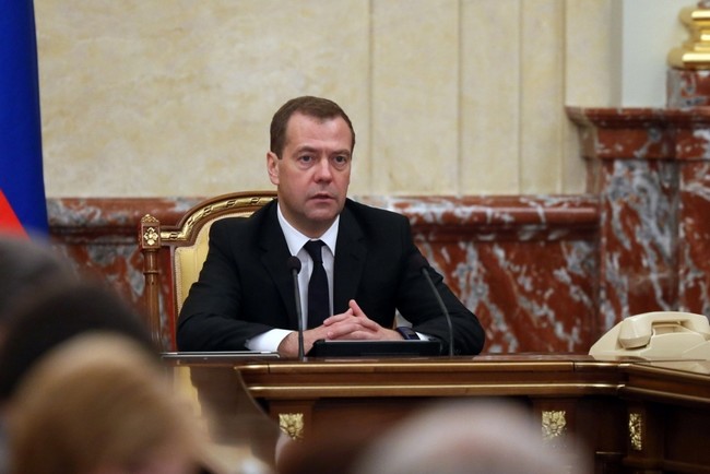 Медведев премьер министр России