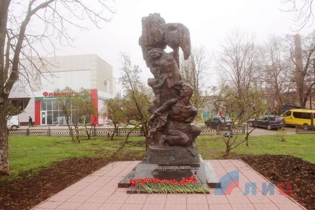 памятник жертвам ОУН УПА в Луганске