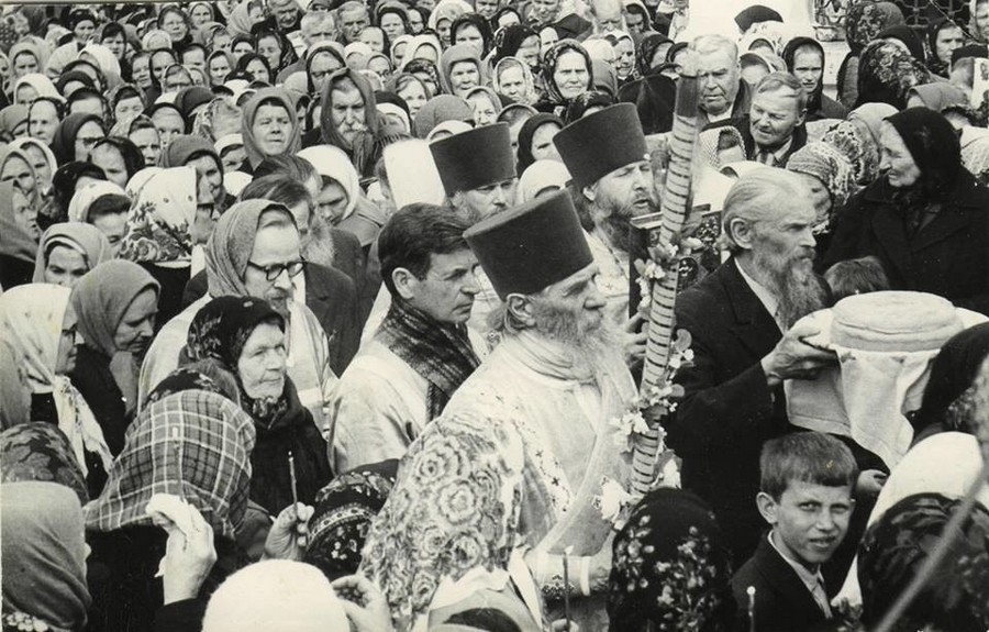 мужчины в платочках Пасха в СССР
