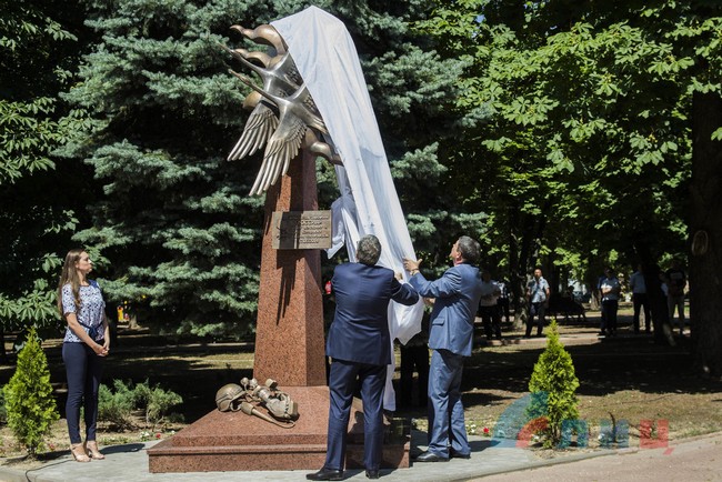 Луганск памятный знак погибшим журналистам