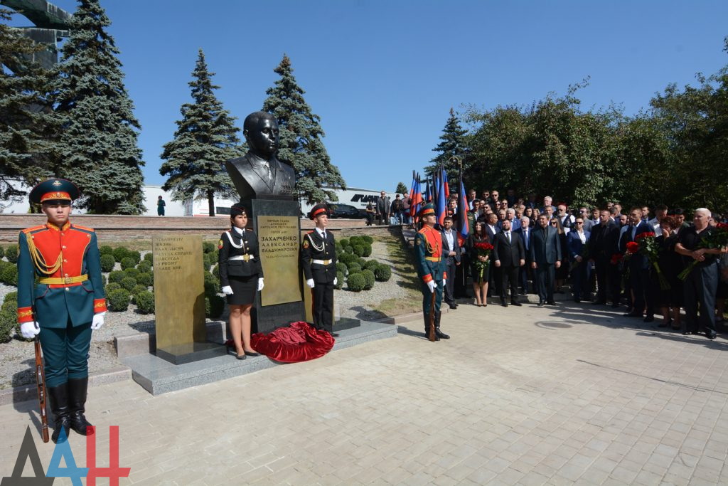 памятник главе ДНР Захарченко Аллея героев
