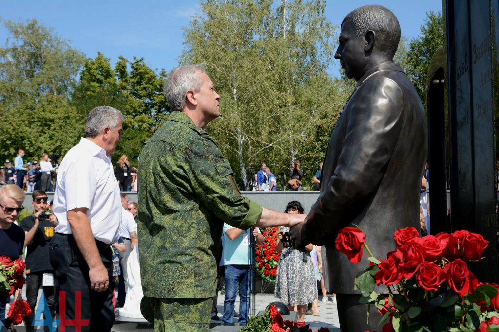 возложение цветов на могилу Захарченко