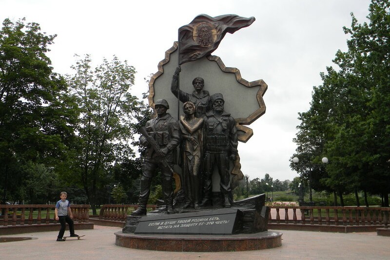 Луганск памятник защитникам Донбасса