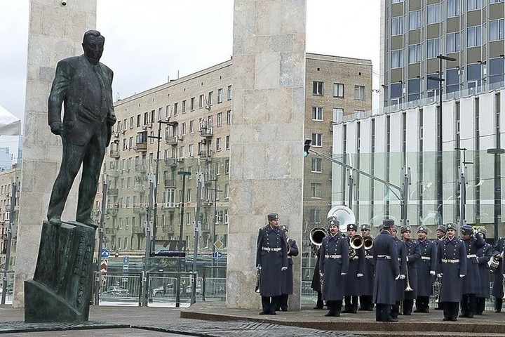памятник Примакову