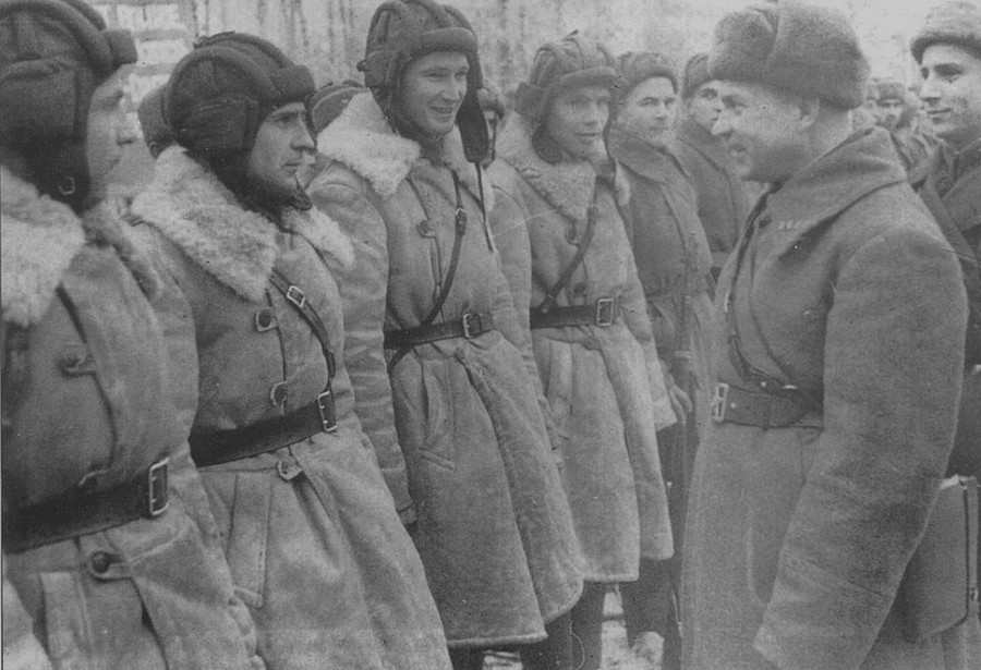 Лизюков Александр с танкистами перед боем 1941