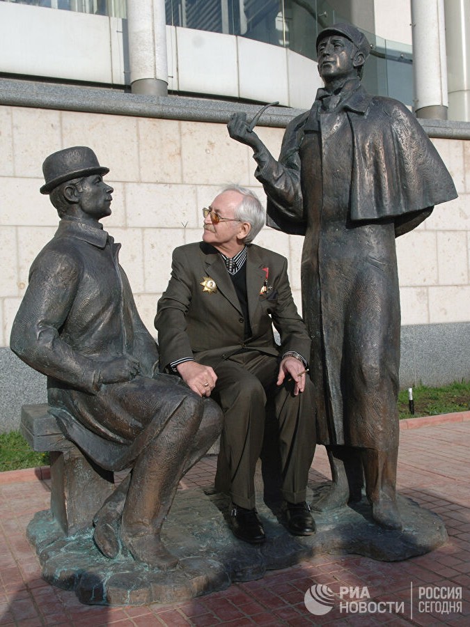 Ливанов у памятника Шерлоку Холмсу и доктору Ватсону