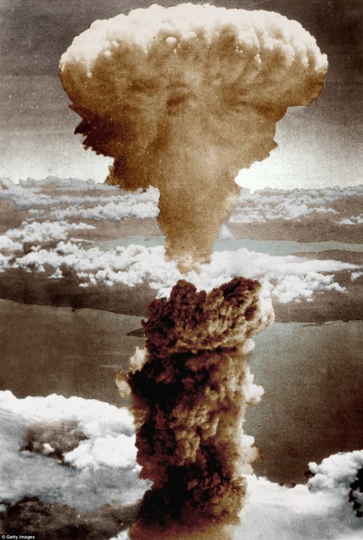 атомный гриб над Нагасаки 9 августа 1945