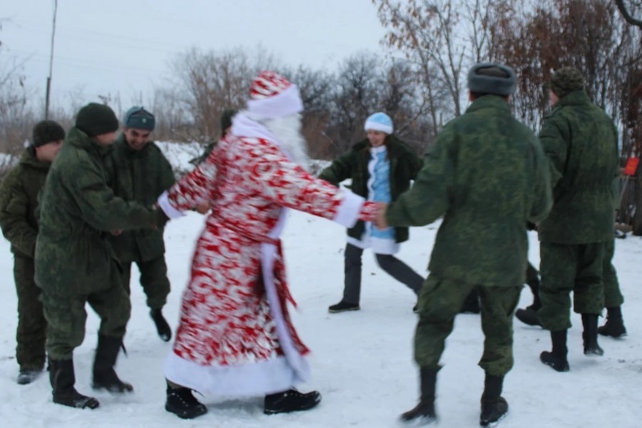 новогодний хоровод в окопах Донбасса