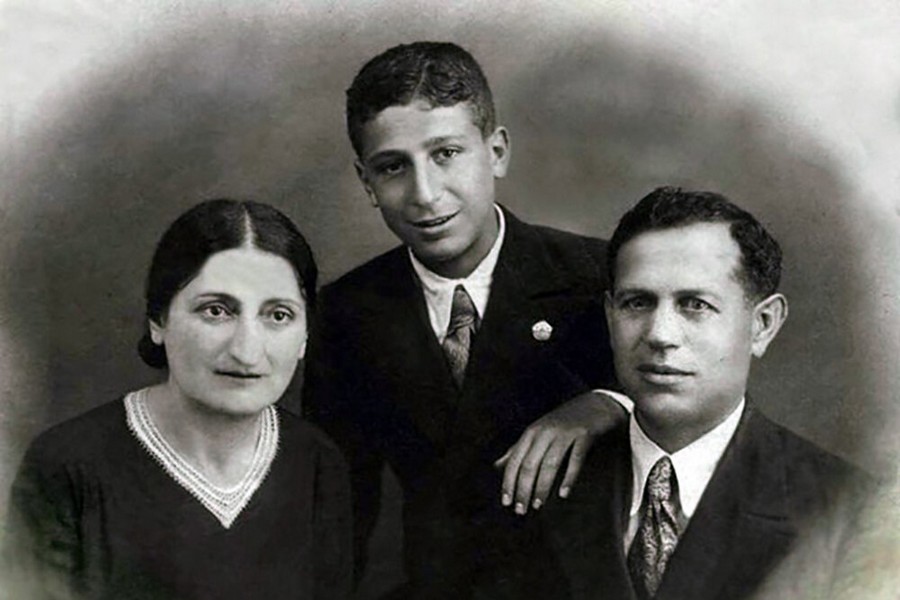 Арно Бабаджанян с родителями