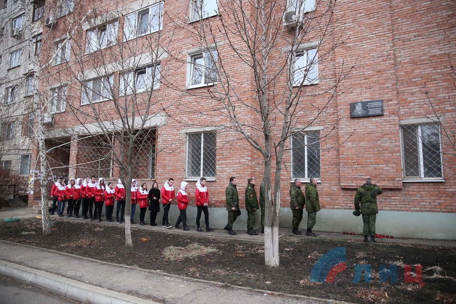 почтили память полковника Анащенко возле мемориальной доски на стене дома 2021