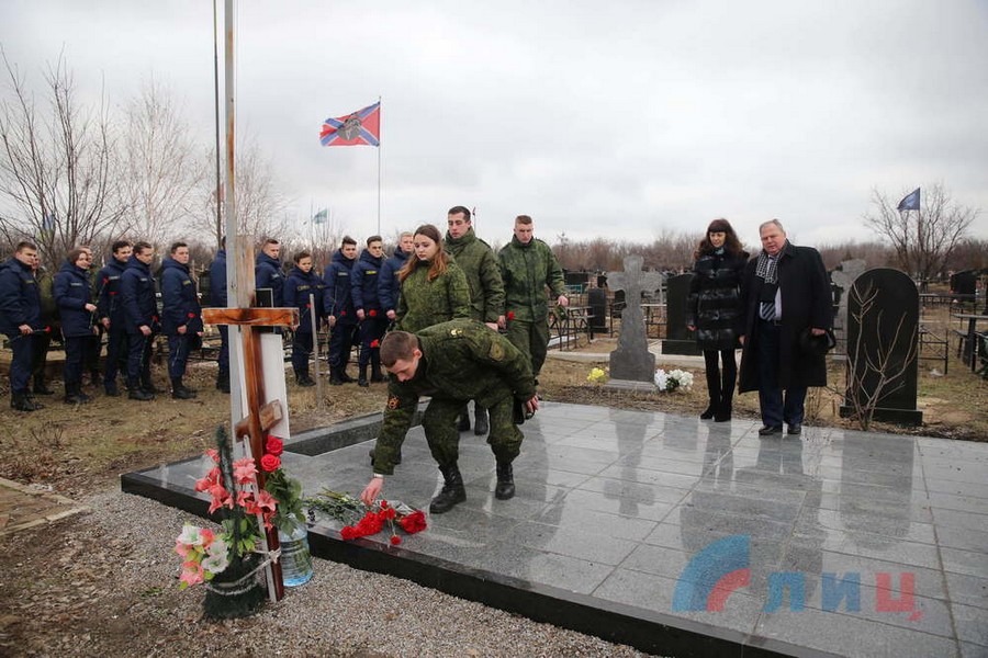 возложение цветов на могилу полковника Олега Анащенко 2021 год