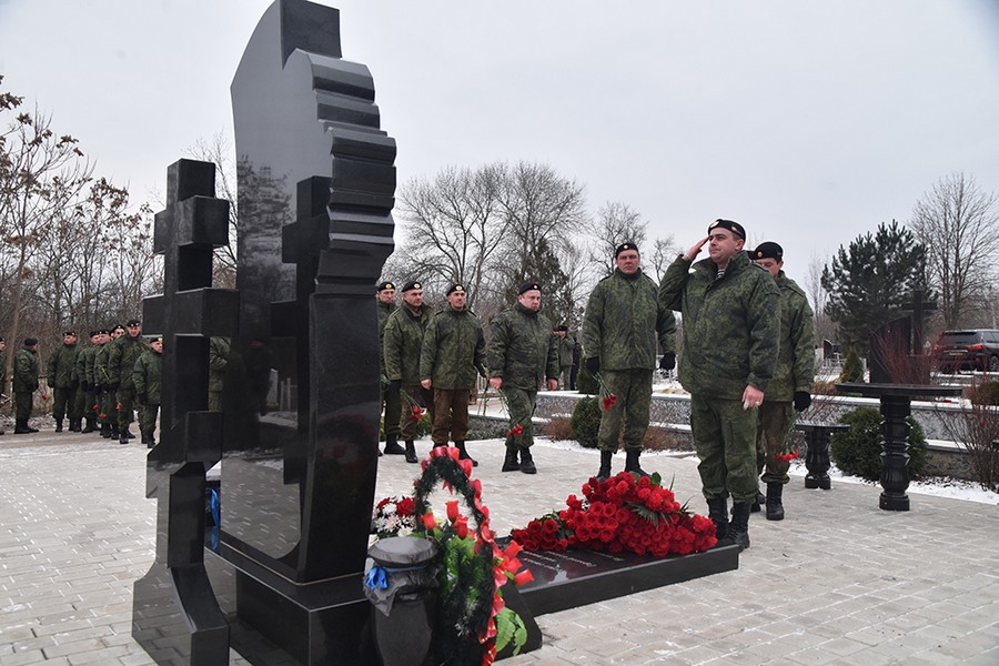 в Донецке возложили цветы к могиле Гиви 8 февраля 2021
