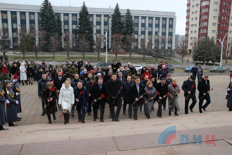 возложение цветов к памятнику Ворошилову Луганск 4 февраля 2021