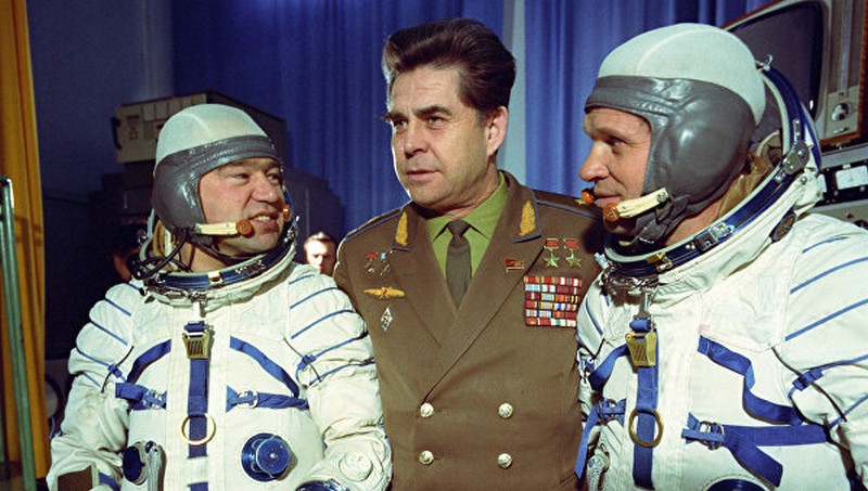 Георгий Береговой с членами экипажа Союз-17 Алексеем Губаревым и Георгием Гречко