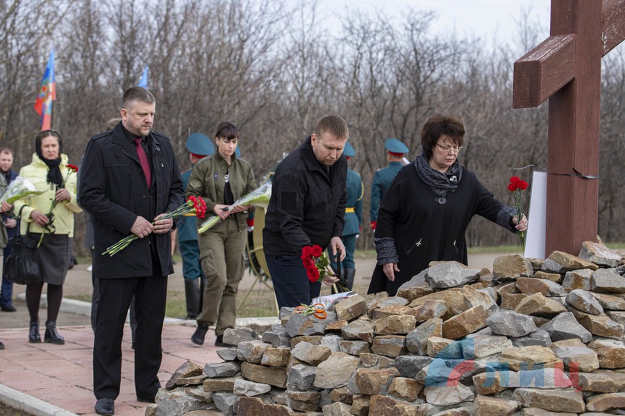 В Луганске почтили память жертв украинской агрессии