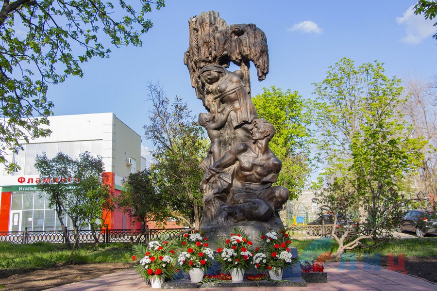 Одесская трагедия цветы к памятнику жертвам УПА в Луганске 2021 год