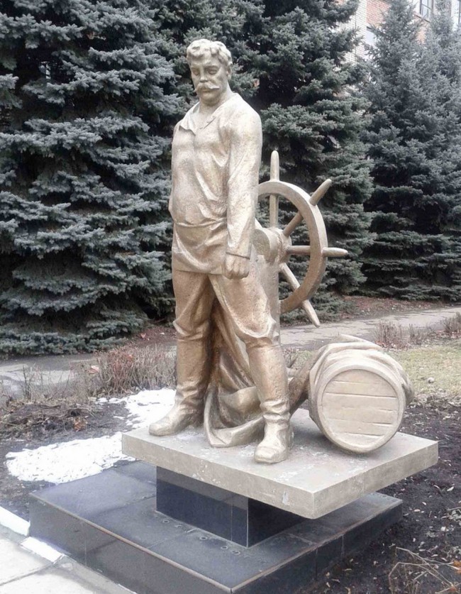 памятник таможеннику Верещагину Луганск