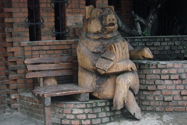 памятник свинье и салу в Луцке